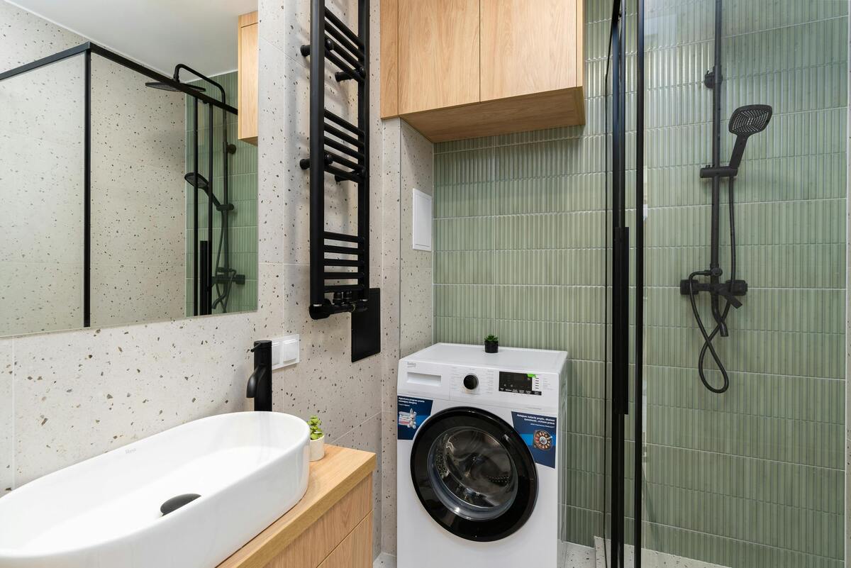 small shower room, limited space small bathroom designs with showers